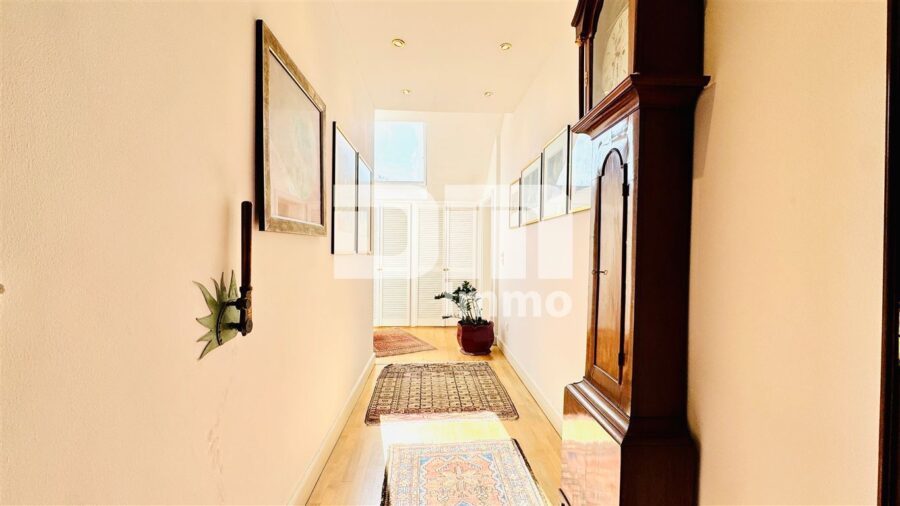 Hochwertige 5-Zi Wohnung in Traumlage mit Balkon in gepflegter Jugendstil-Villa + Panoramablick - Flur / Diele